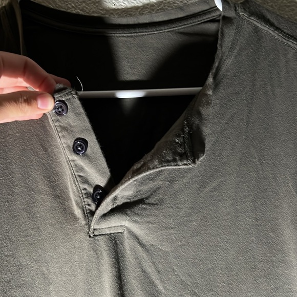 Vuori Ever Henley shirt Men M/L PTP 23.5 - Picture 3 of 8